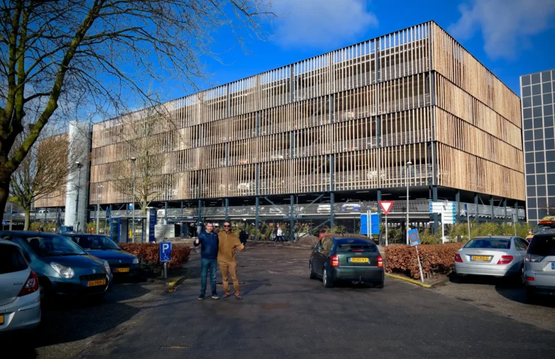 Fachada de bambú guadua en el parqueadero de Ámsterdam.