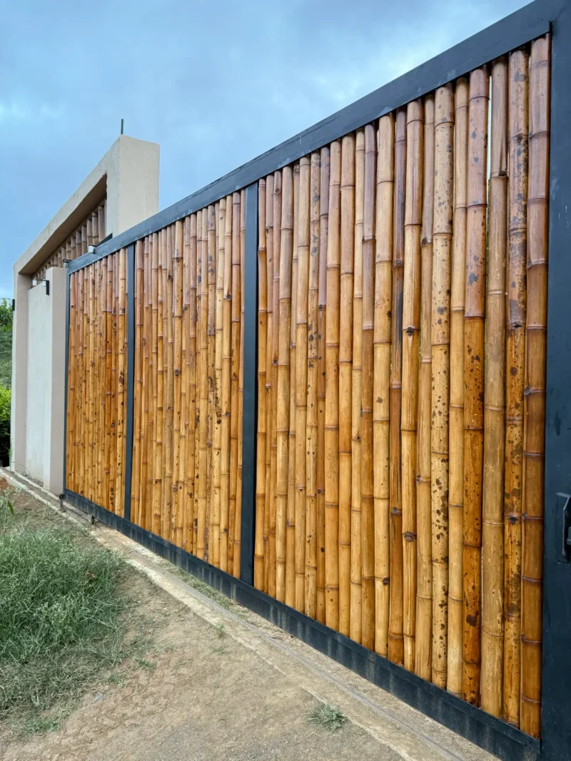 Portón de entrada de lujo en bambú guadua y acero en Colombia