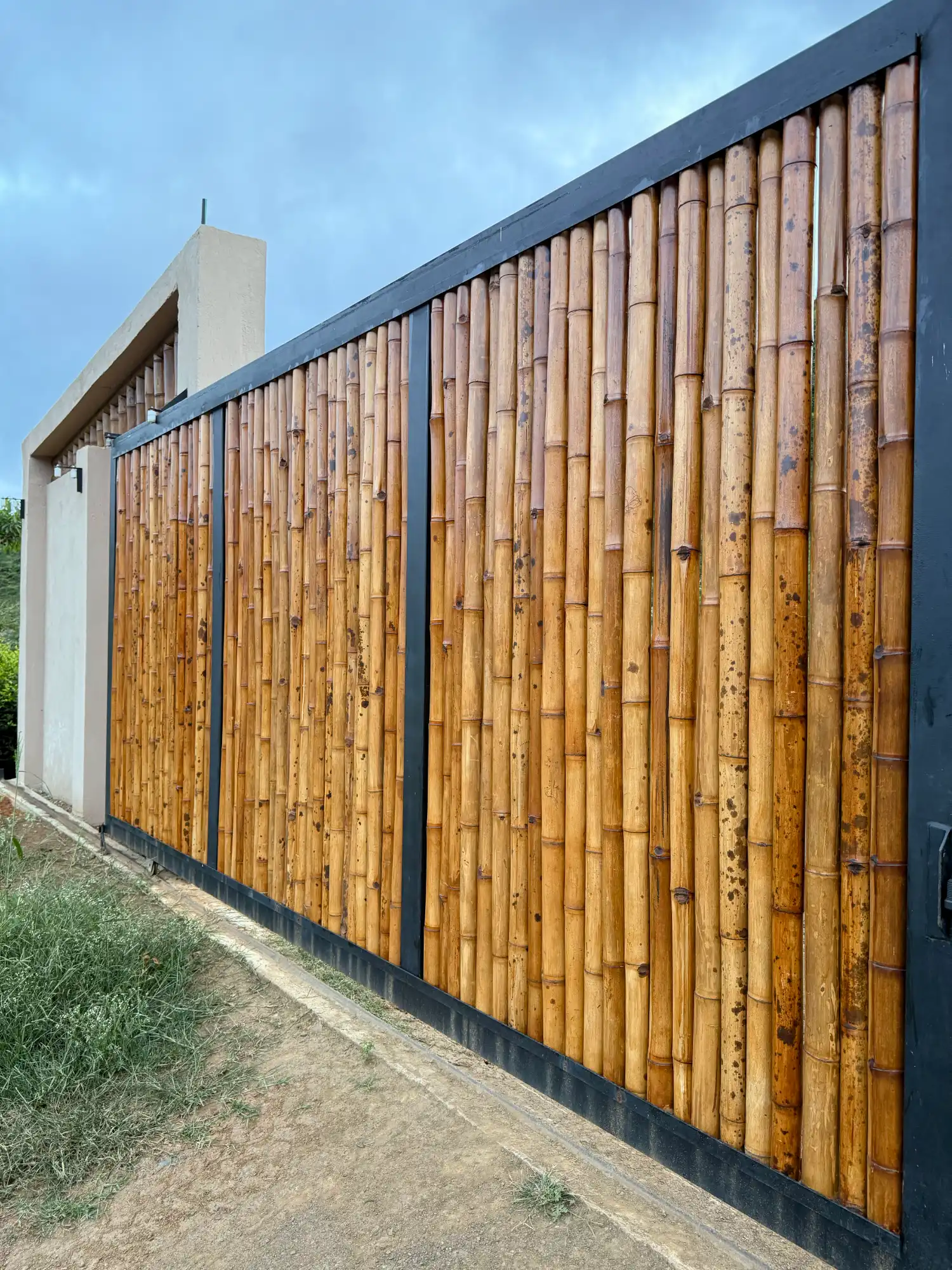 Portón de entrada de lujo en bambú guadua y acero en Colombia