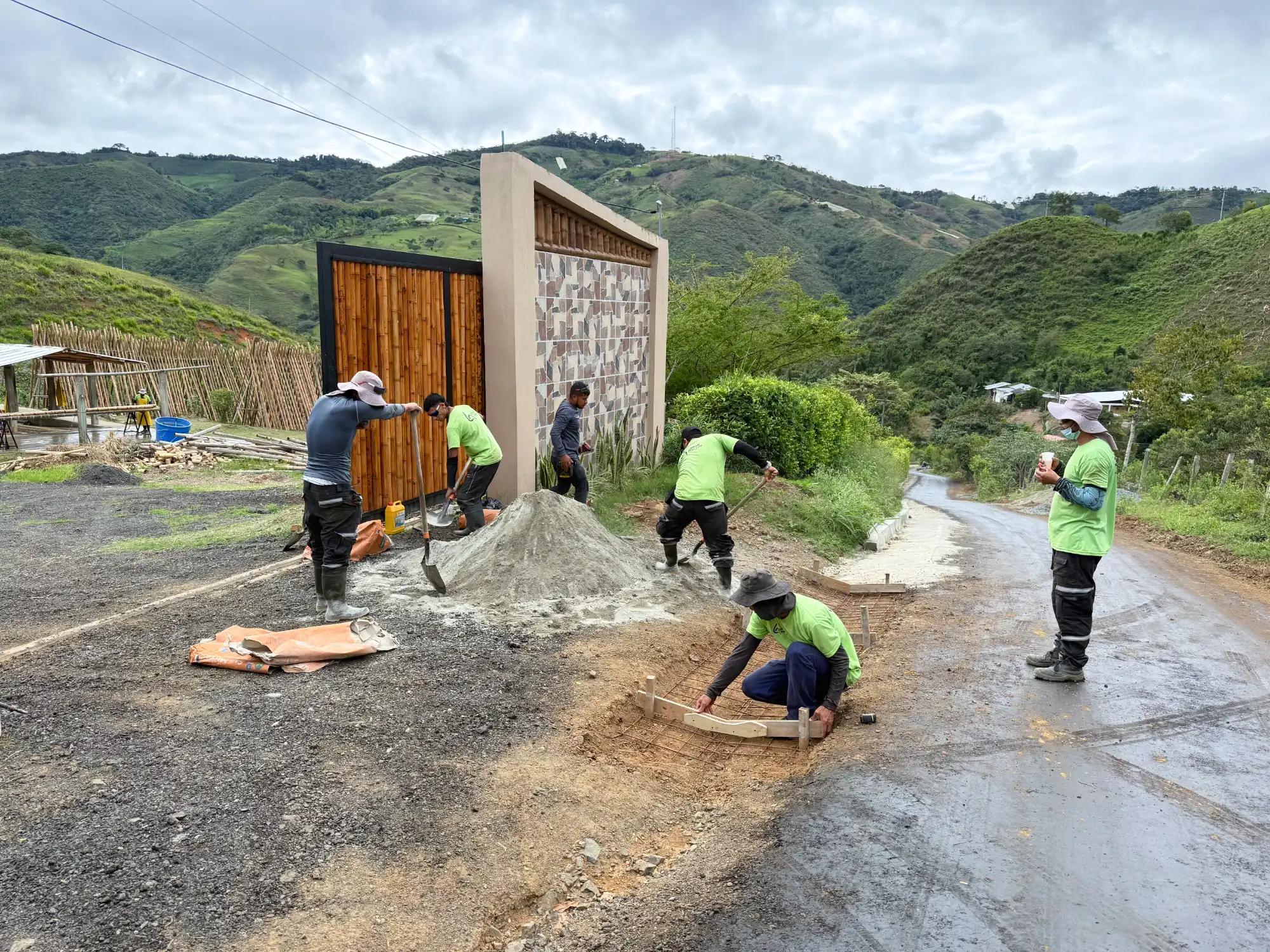 Portón de entrada de lujo en bambú guadua y acero en Colombia