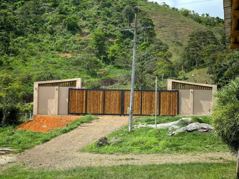 Portón de entrada de lujo en bambú guadua y acero en Colombia