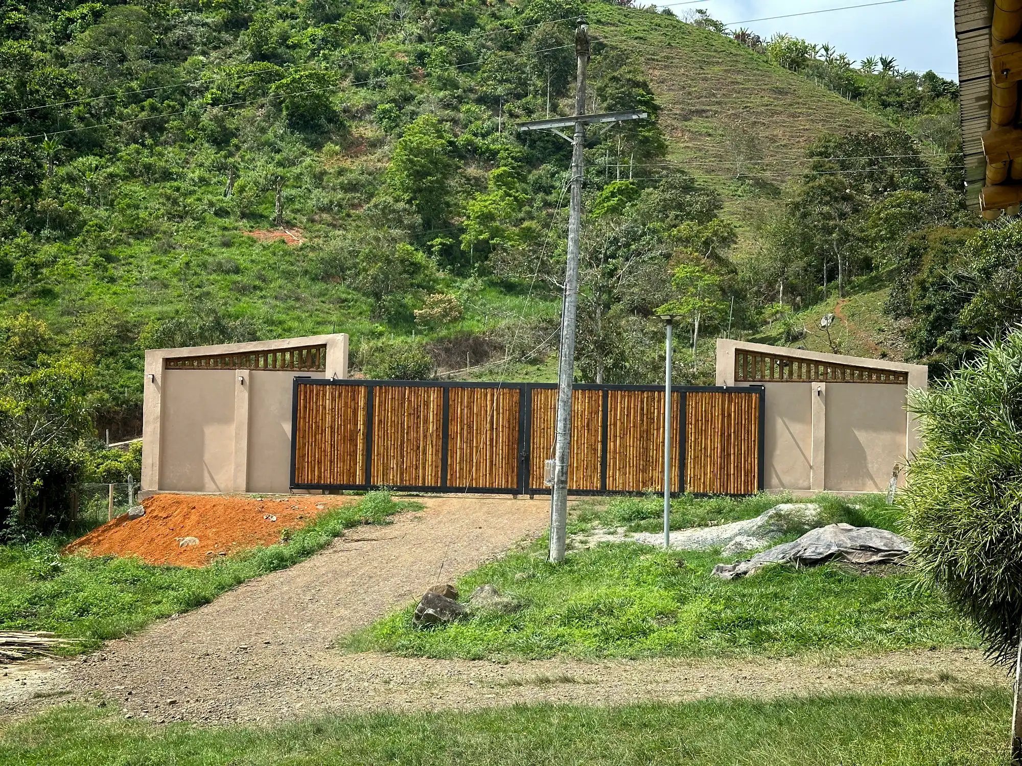 Portón de entrada de lujo en bambú guadua y acero en Colombia