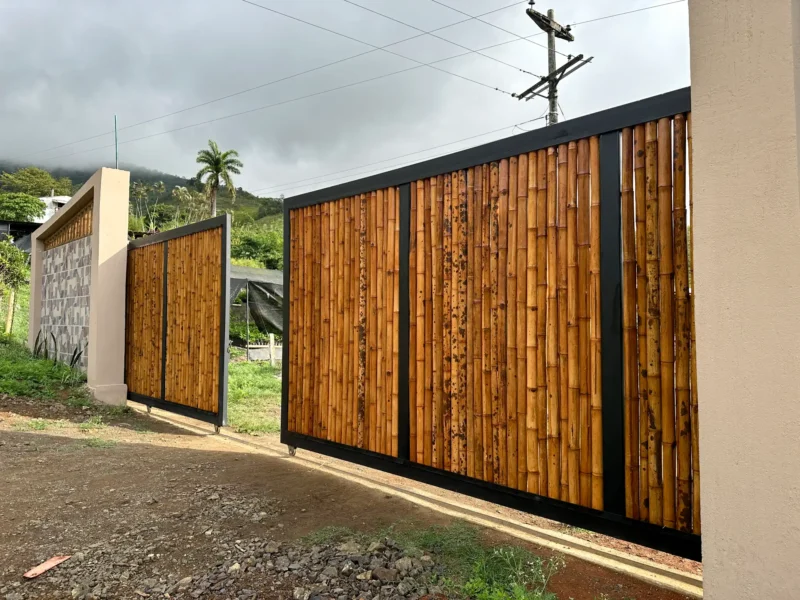 Portón de entrada de lujo en bambú guadua y acero en Colombia