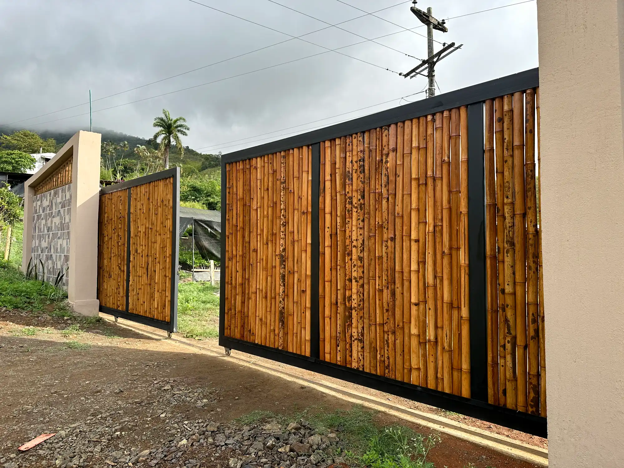 Portón de entrada de lujo en bambú guadua y acero en Colombia