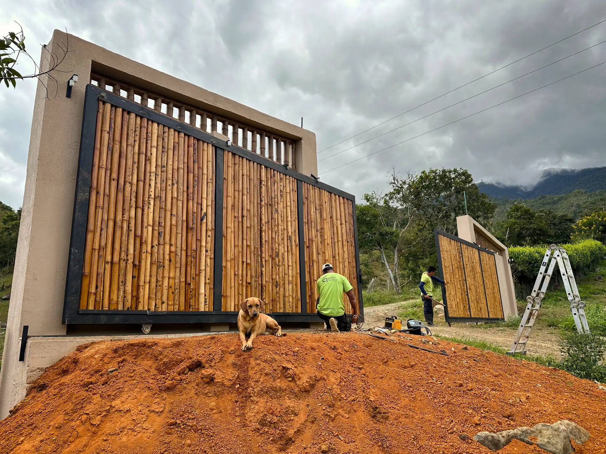 Portón de entrada de lujo en bambú guadua y acero en Colombia