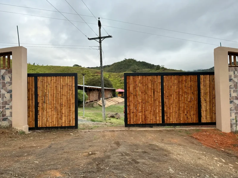 Portón de entrada de lujo en bambú guadua y acero en Colombia