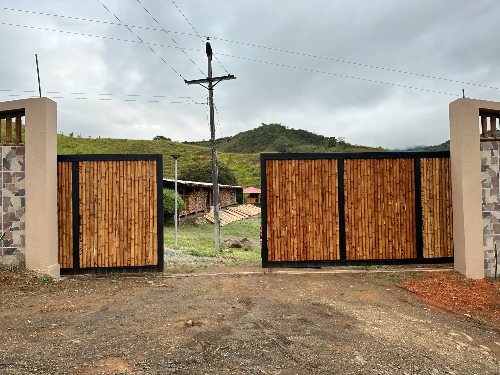 Portón de entrada de lujo en bambú guadua y acero en Colombia