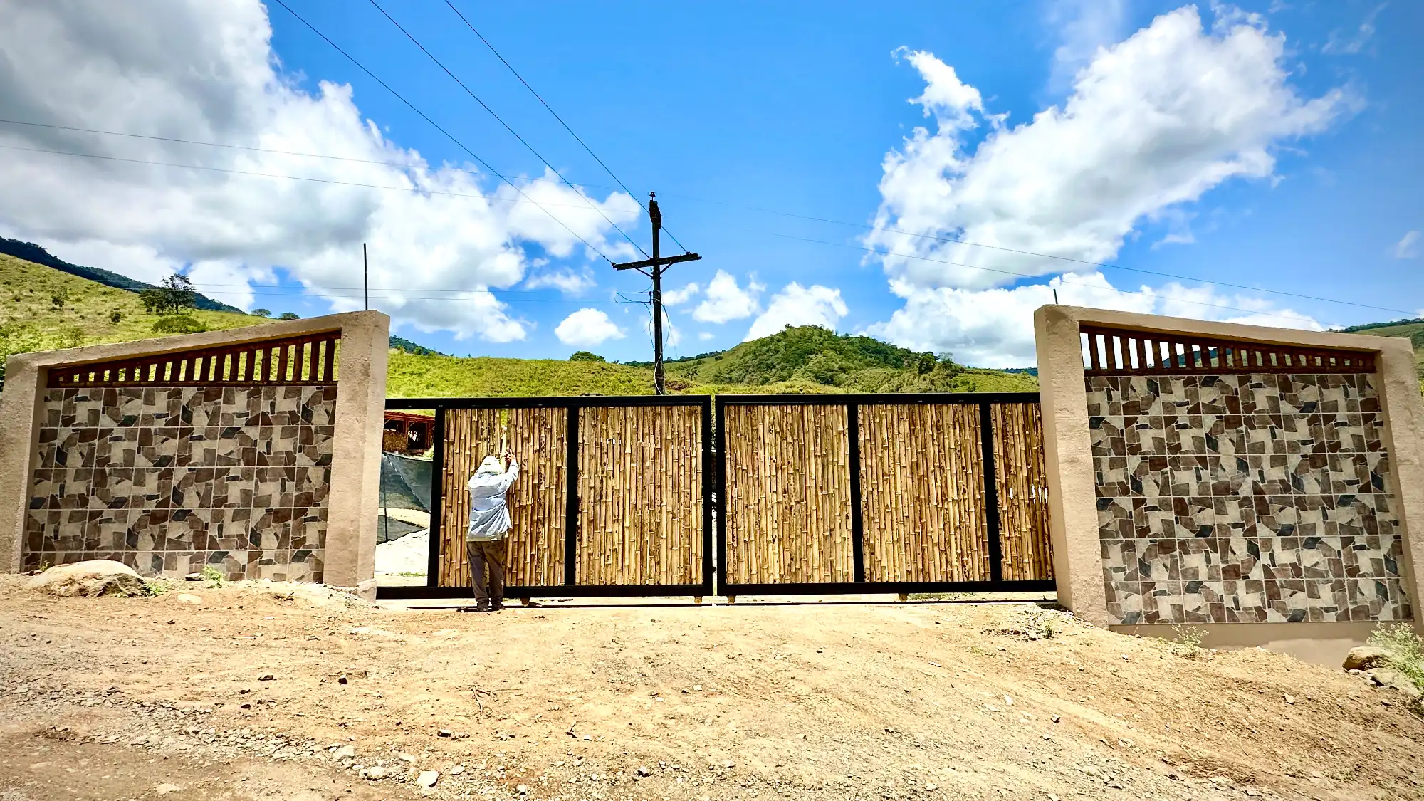 Portón de entrada de lujo en bambú guadua y acero en Colombia
