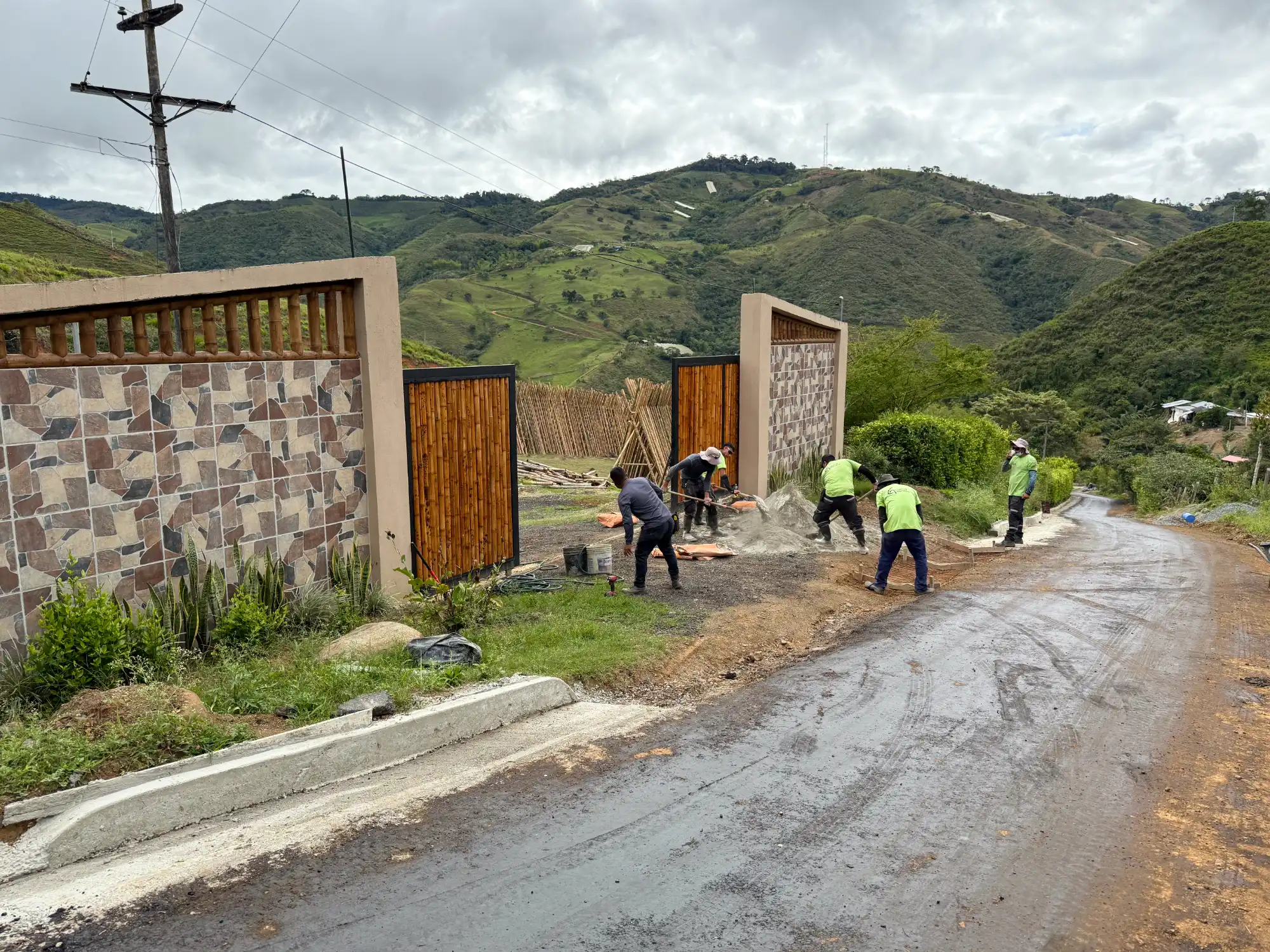 Portón de entrada de lujo en bambú guadua y acero en Colombia