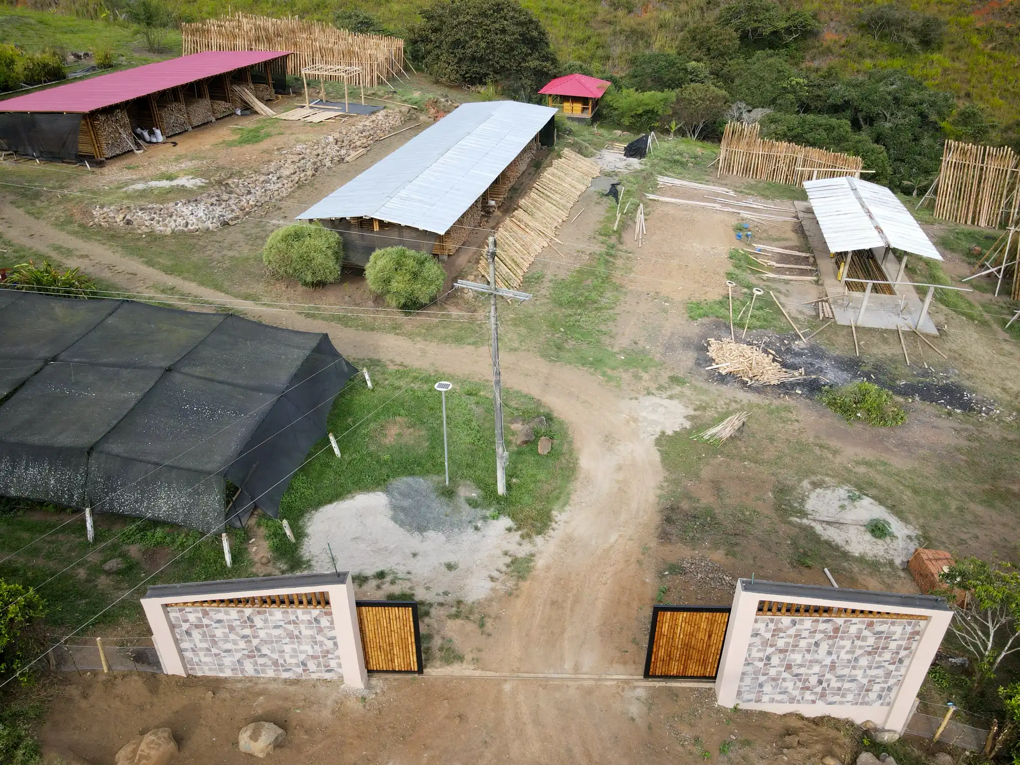 Portón de entrada de lujo en bambú guadua y acero en Colombia