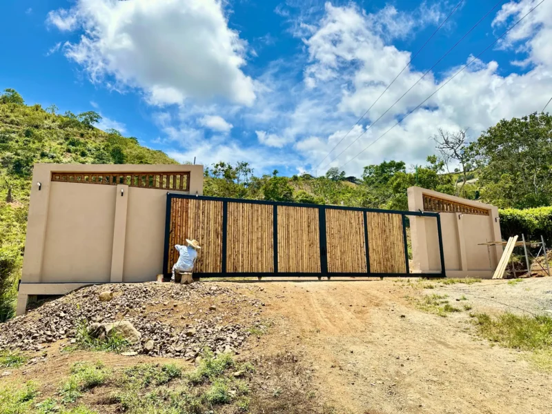 Portón de entrada de lujo en bambú guadua y acero en Colombia