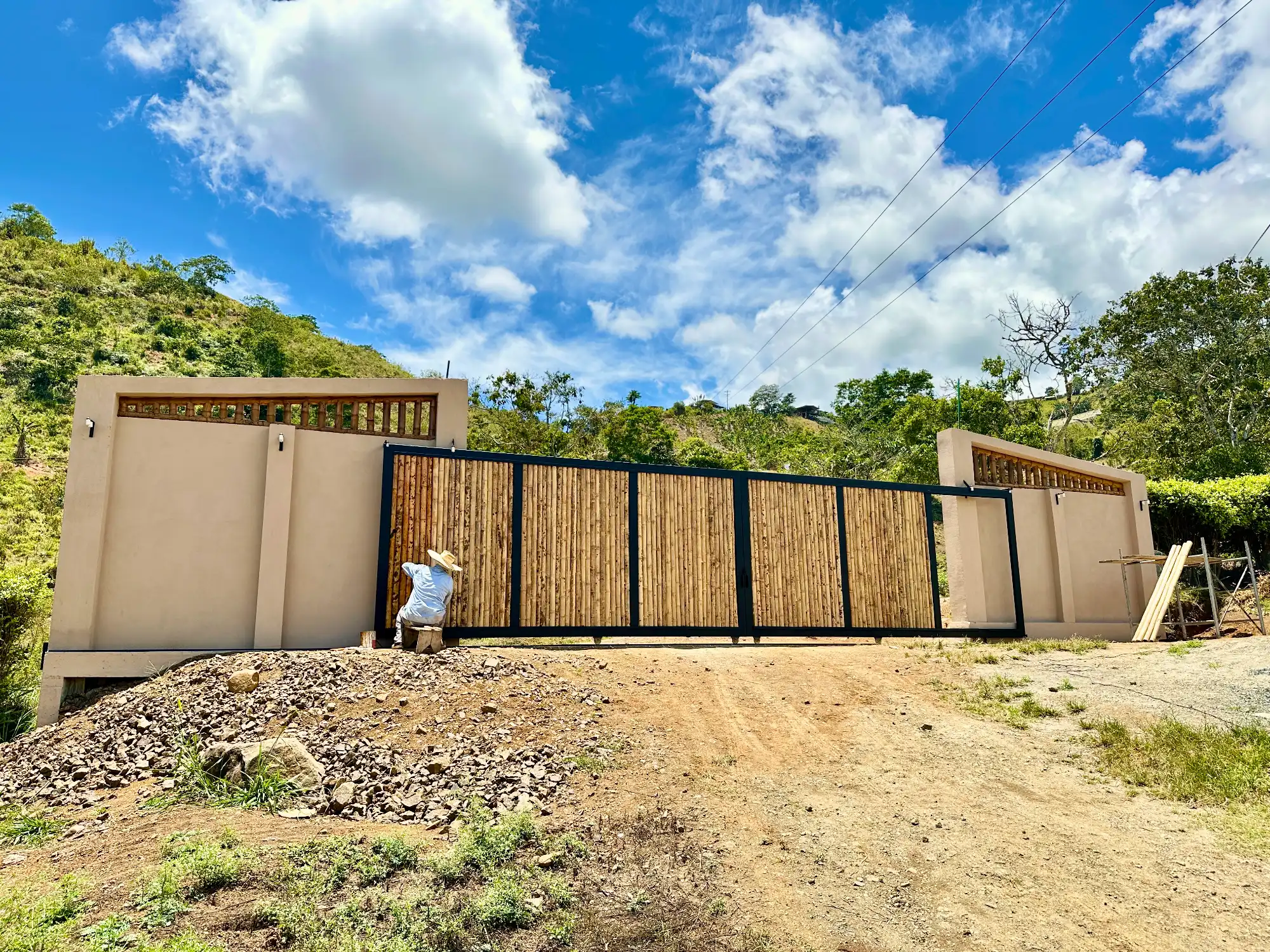 Portón de entrada de lujo en bambú guadua y acero en Colombia