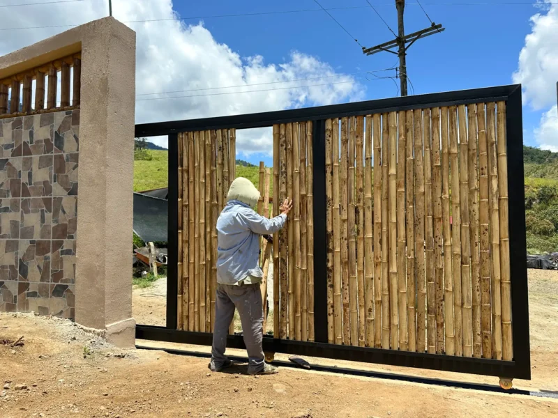 Portón de entrada de lujo en bambú guadua y acero en Colombia