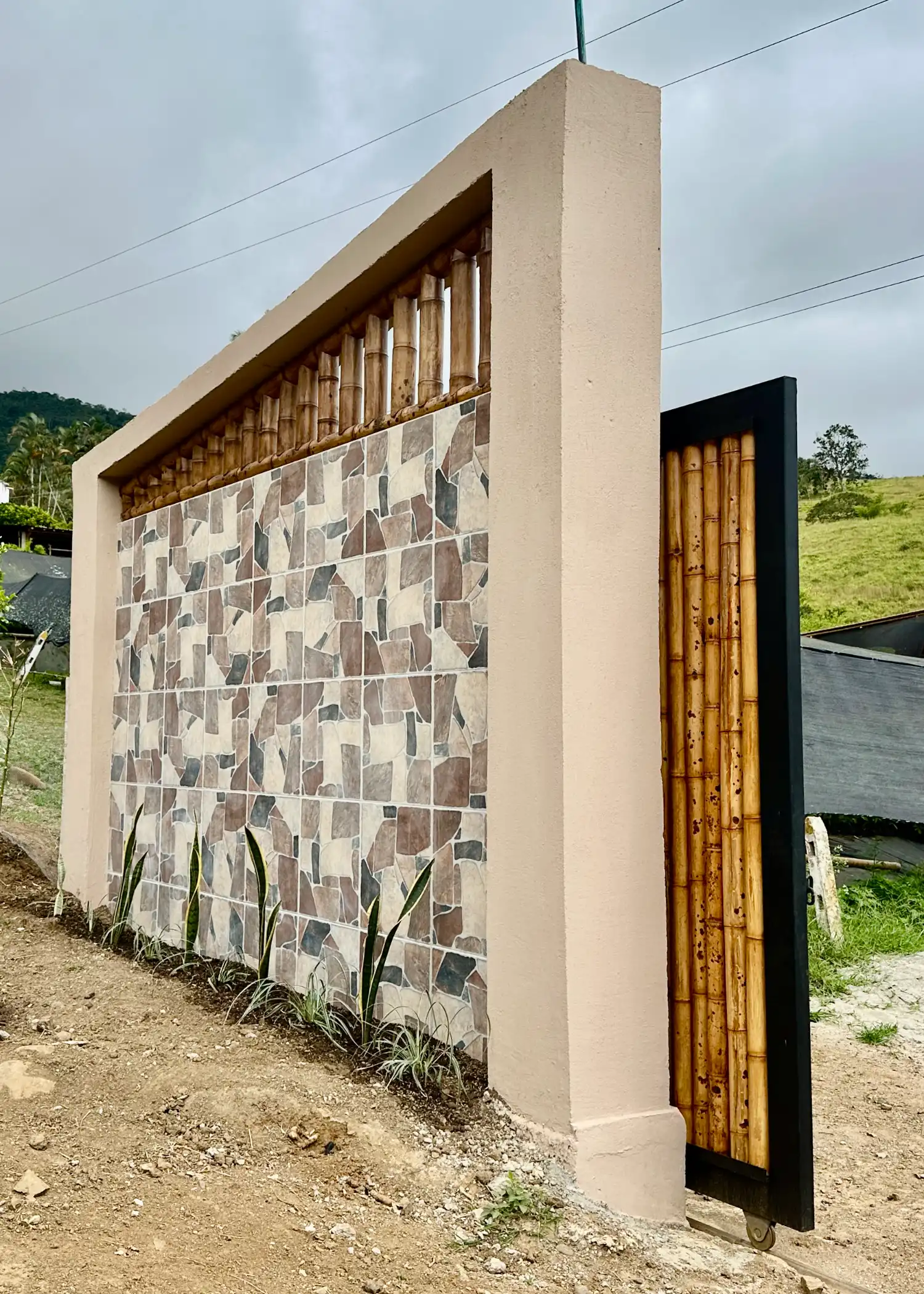 Portón de entrada de lujo en bambú guadua y acero en Colombia