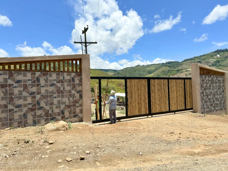 Portón de entrada de lujo en bambú guadua y acero en Colombia
