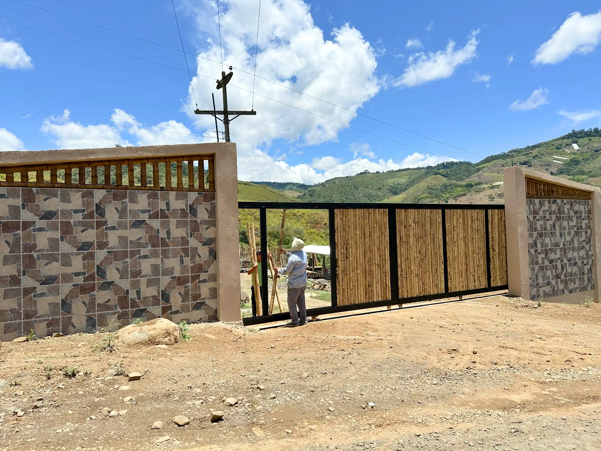 Portón de entrada de lujo en bambú guadua y acero en Colombia