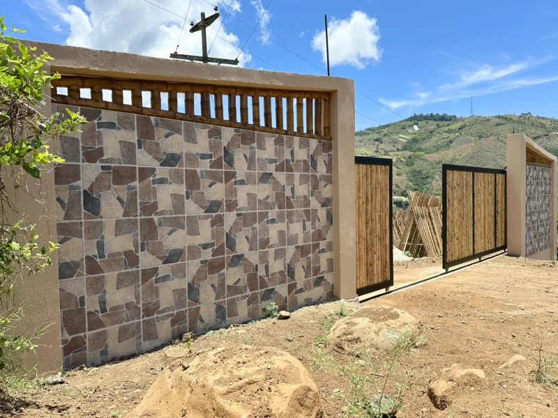 Portón de entrada de lujo en bambú guadua y acero en Colombia