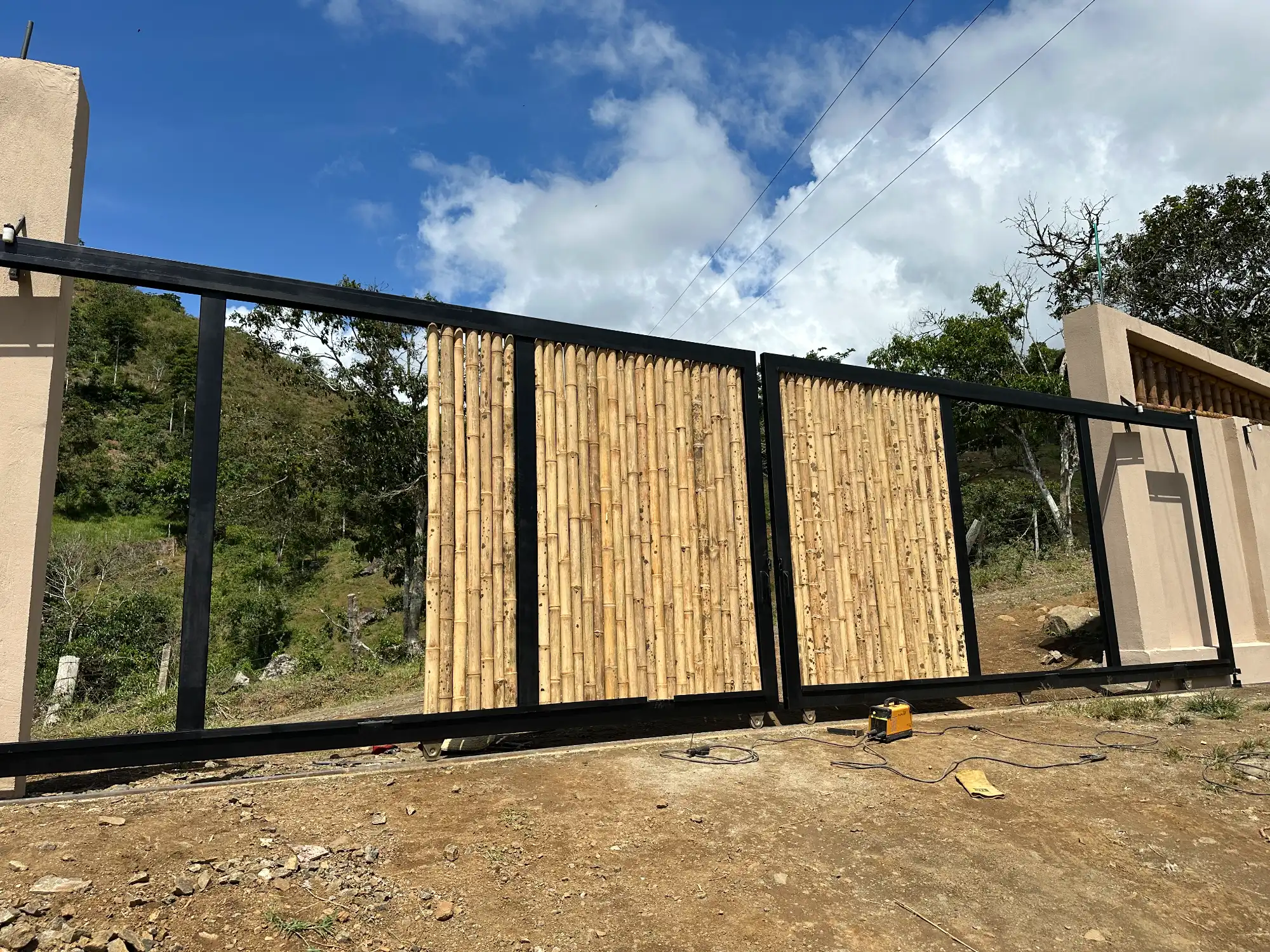 Portón de entrada de lujo en bambú guadua y acero en Colombia