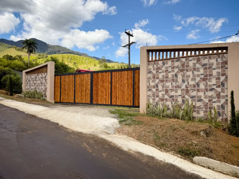Portón de entrada de lujo en bambú guadua y acero en Colombia