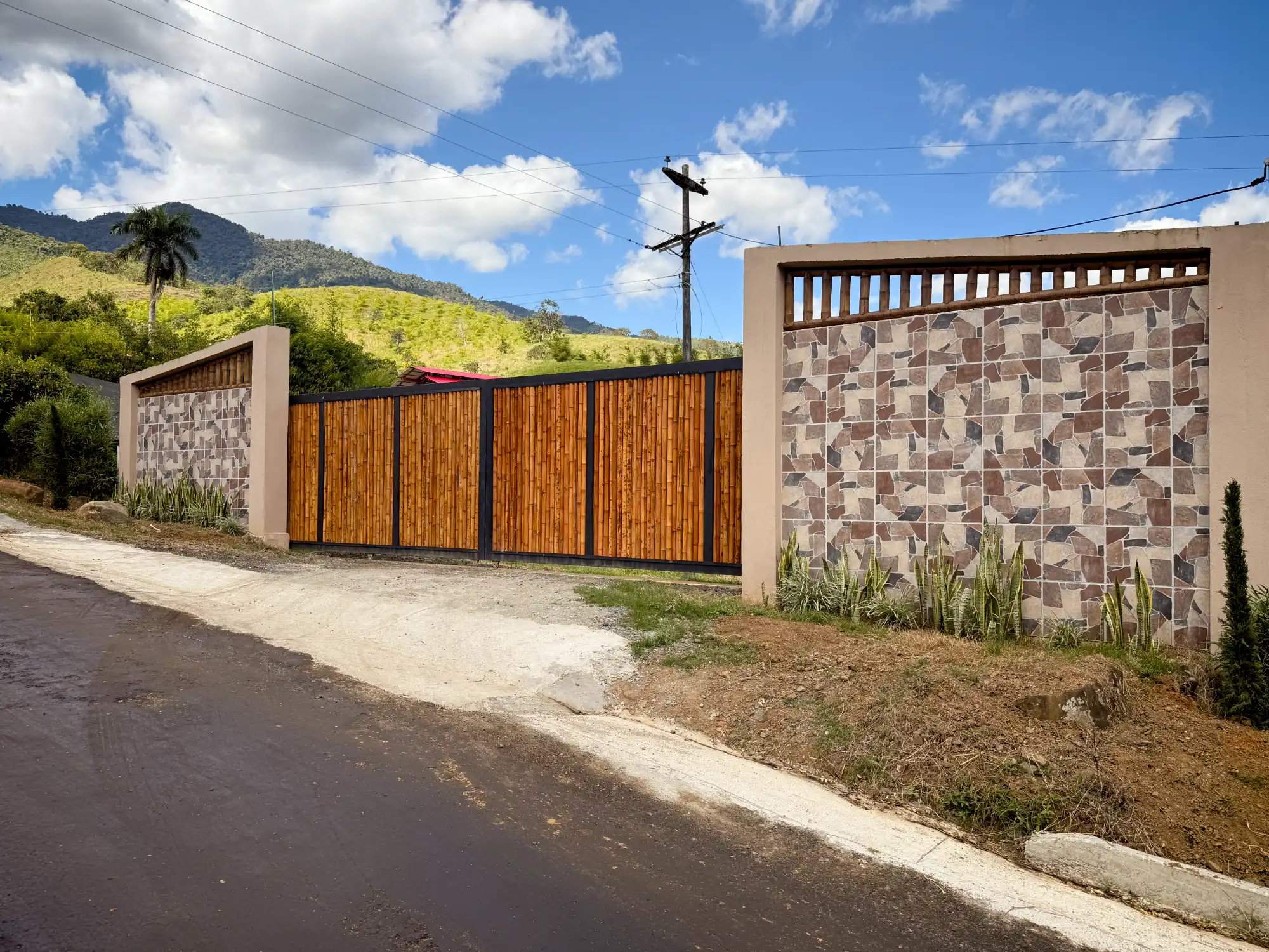 Portón de entrada de lujo en bambú guadua y acero en Colombia