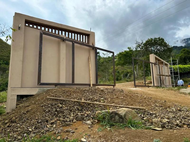 Portón de entrada de lujo en bambú guadua y acero en Colombia