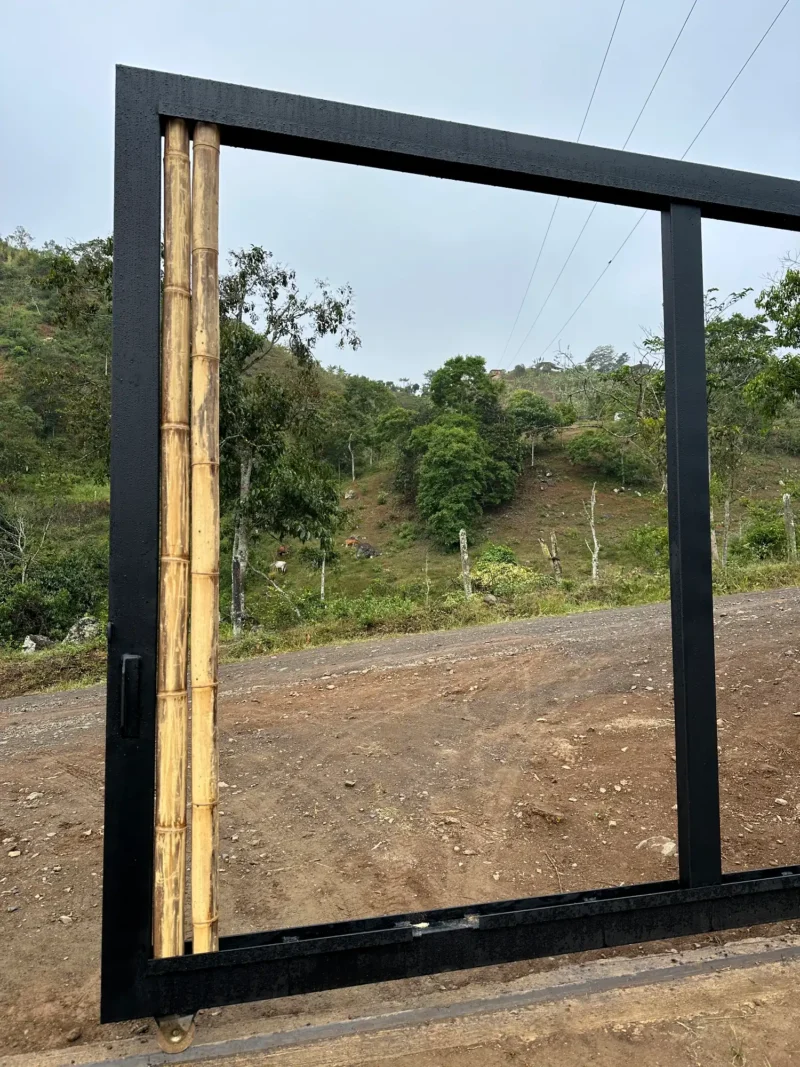 Portón de entrada de lujo en bambú guadua y acero en Colombia