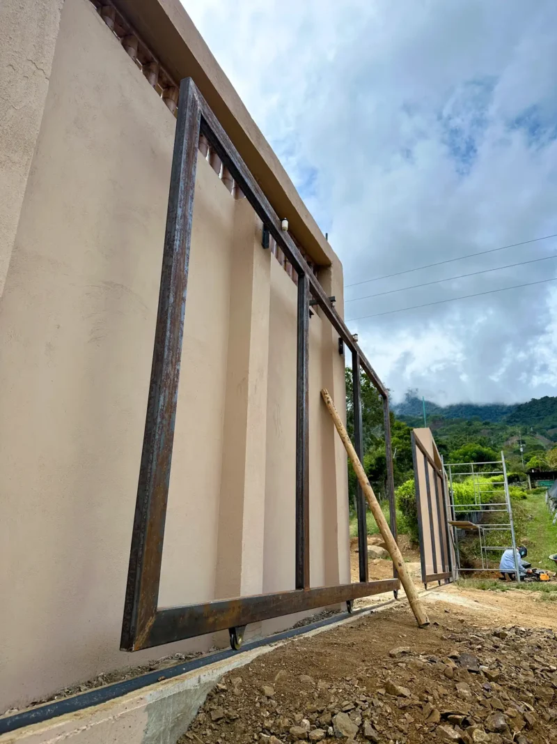 Portón de entrada de lujo en bambú guadua y acero en Colombia