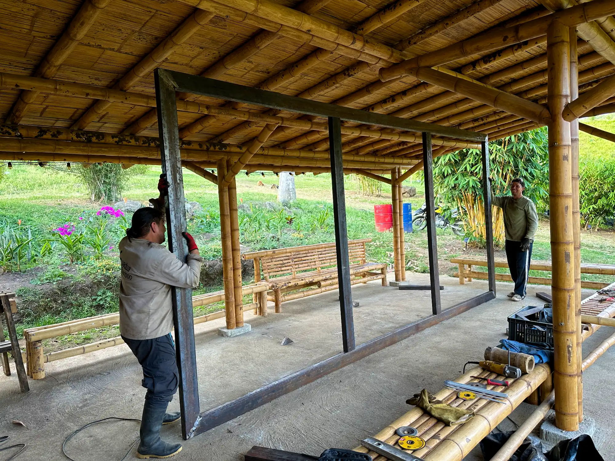 Portón de entrada de lujo en bambú guadua y acero en Colombia