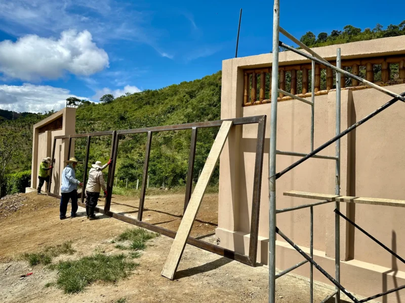 Portón de entrada de lujo en bambú guadua y acero en Colombia