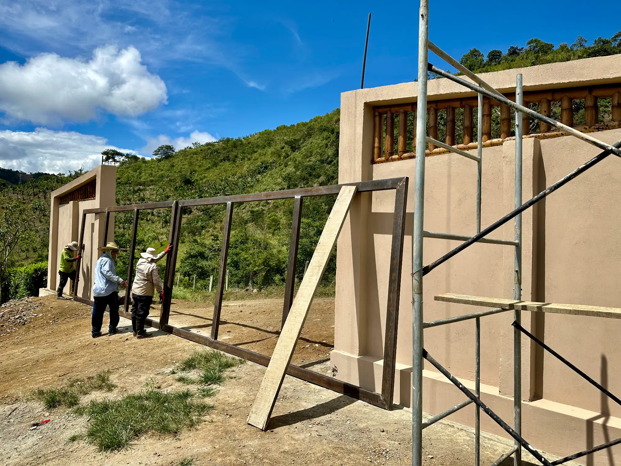 Portón de entrada de lujo en bambú guadua y acero en Colombia