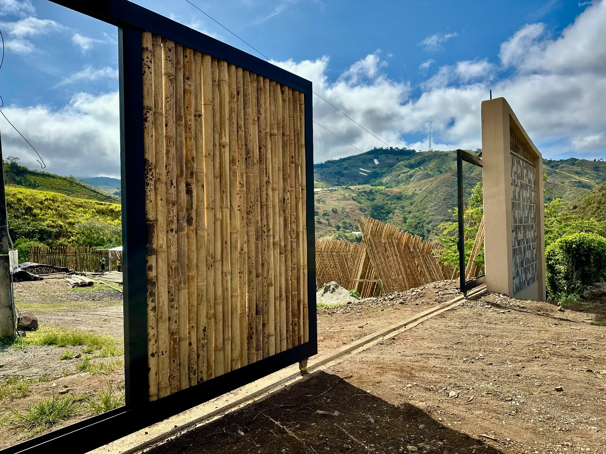 Portón de entrada de lujo en bambú guadua y acero en Colombia