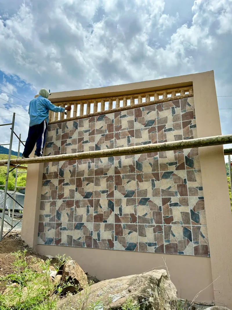 Portón de entrada de lujo en bambú guadua y acero en Colombia