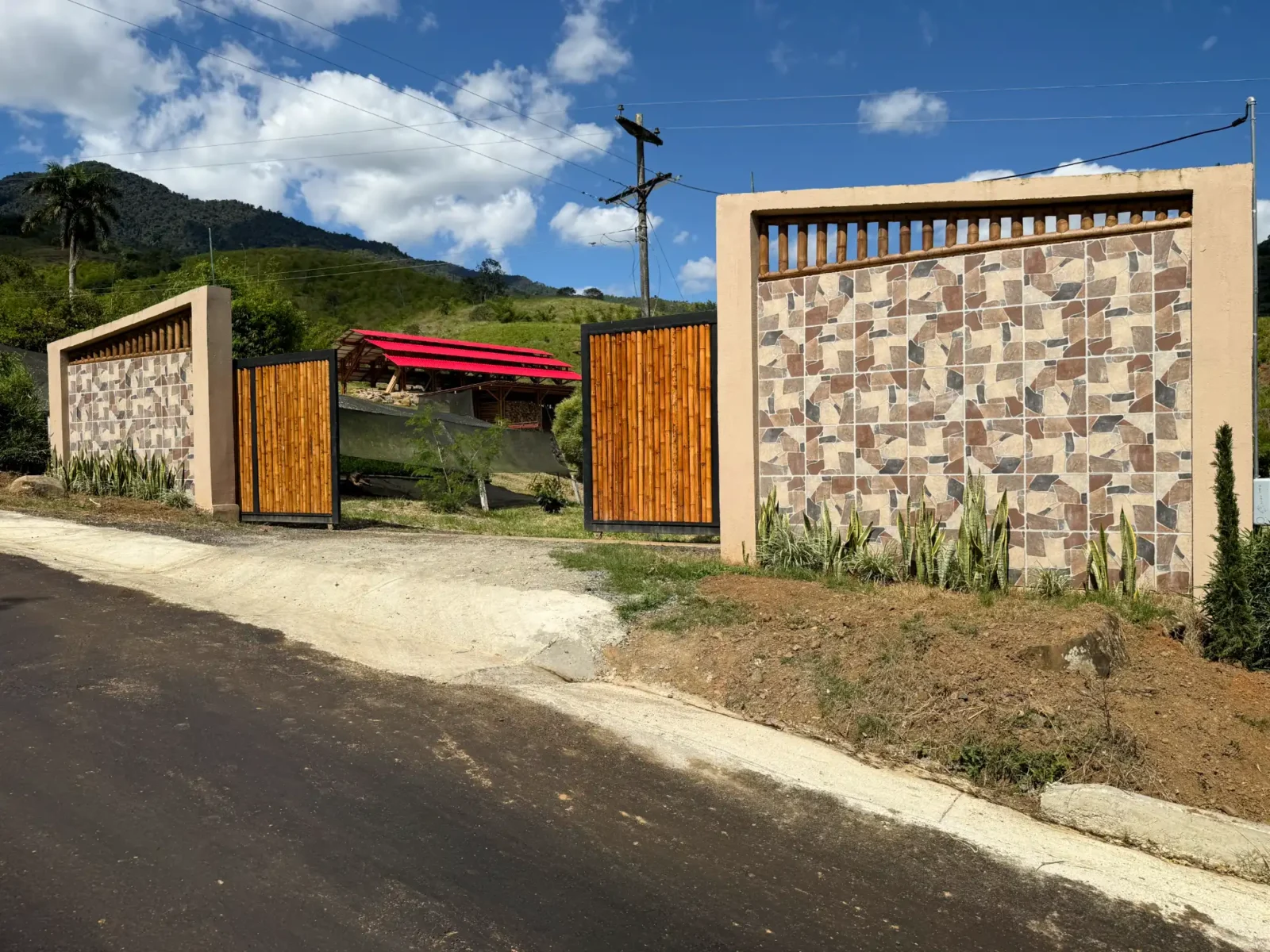 Portón de entrada de lujo en bambú guadua y acero en Colombia Portón de entrada de lujo en bambú guadua y acero en Colombia