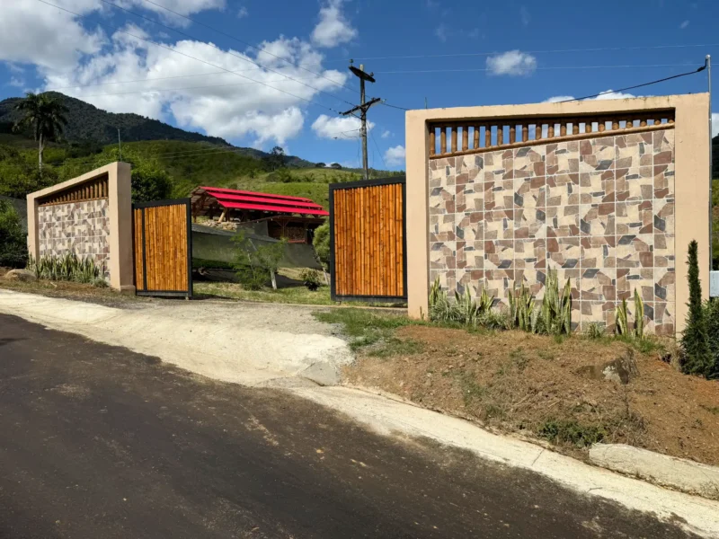 Portón de entrada de lujo en bambú guadua y acero en Colombia
