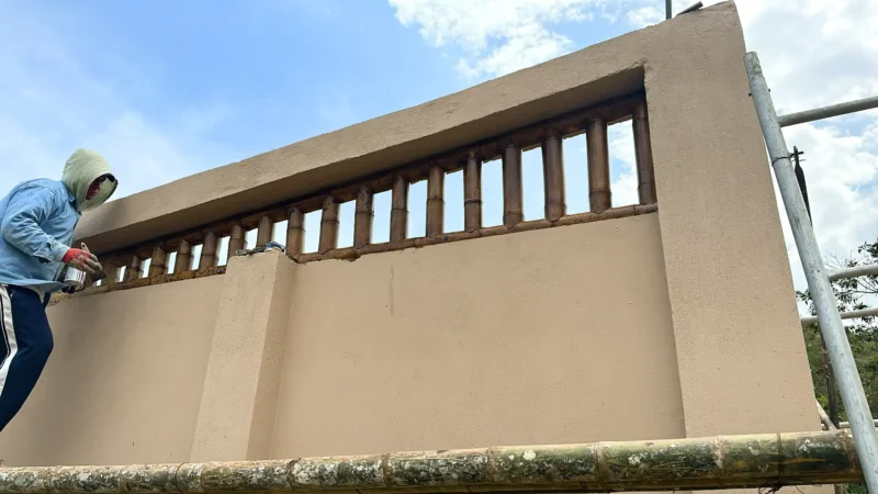 Portón de entrada de lujo en bambú guadua y acero en Colombia