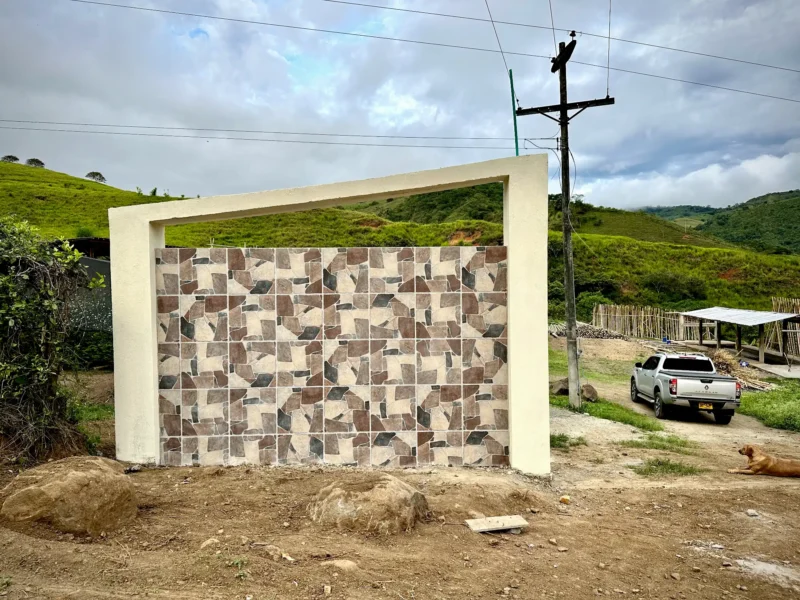 Portón de entrada de lujo en bambú guadua y acero en Colombia
