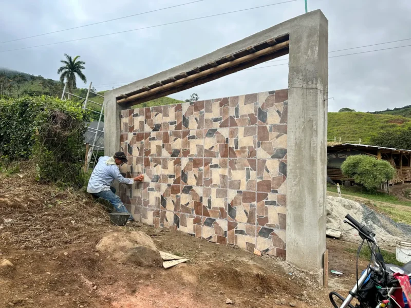 Portón de entrada de lujo en bambú guadua y acero en Colombia