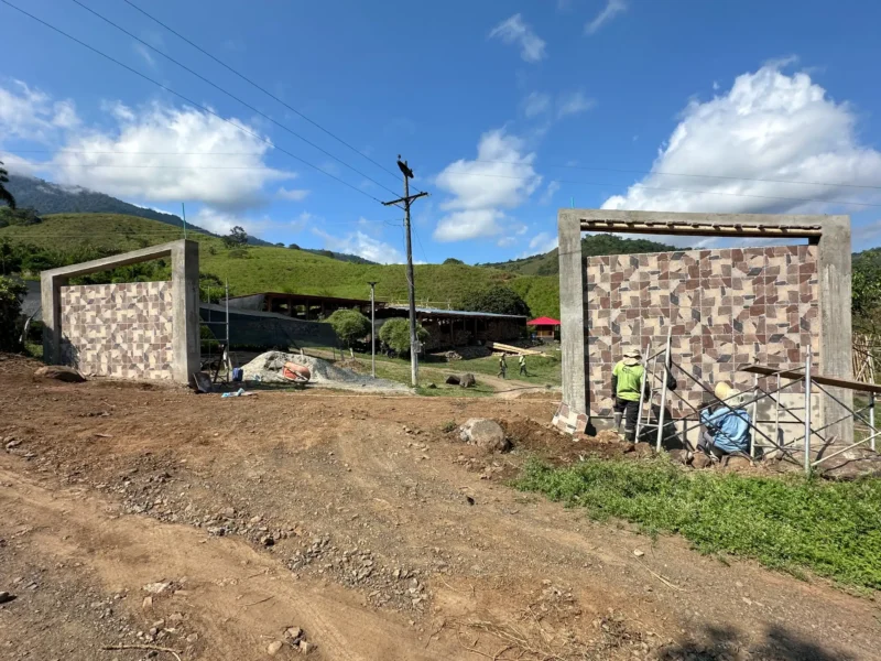 Portón de entrada de lujo en bambú guadua y acero en Colombia