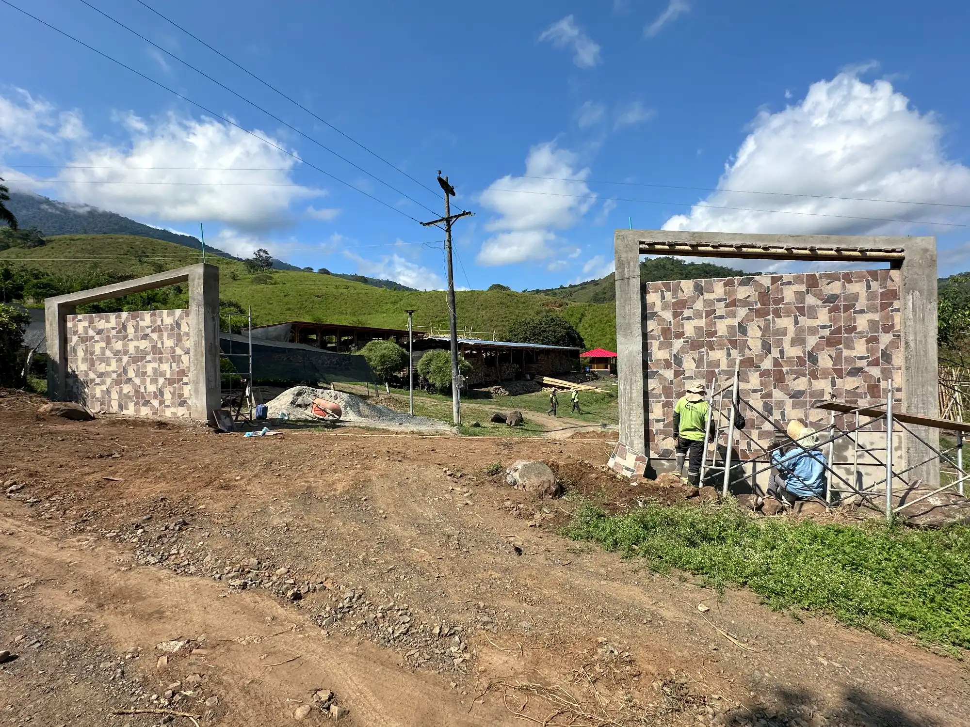 Portón de entrada de lujo en bambú guadua y acero en Colombia