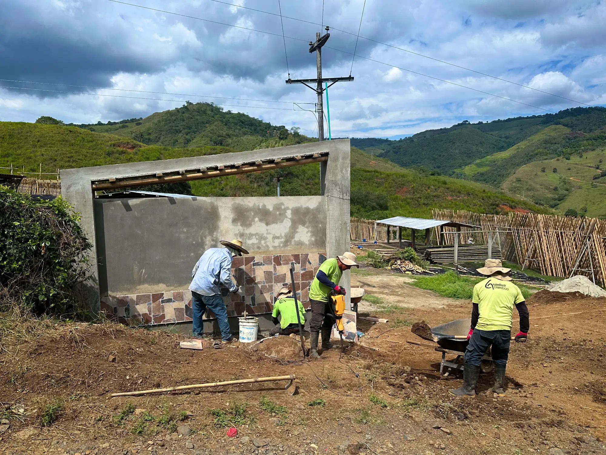 Portón de entrada de lujo en bambú guadua y acero en Colombia