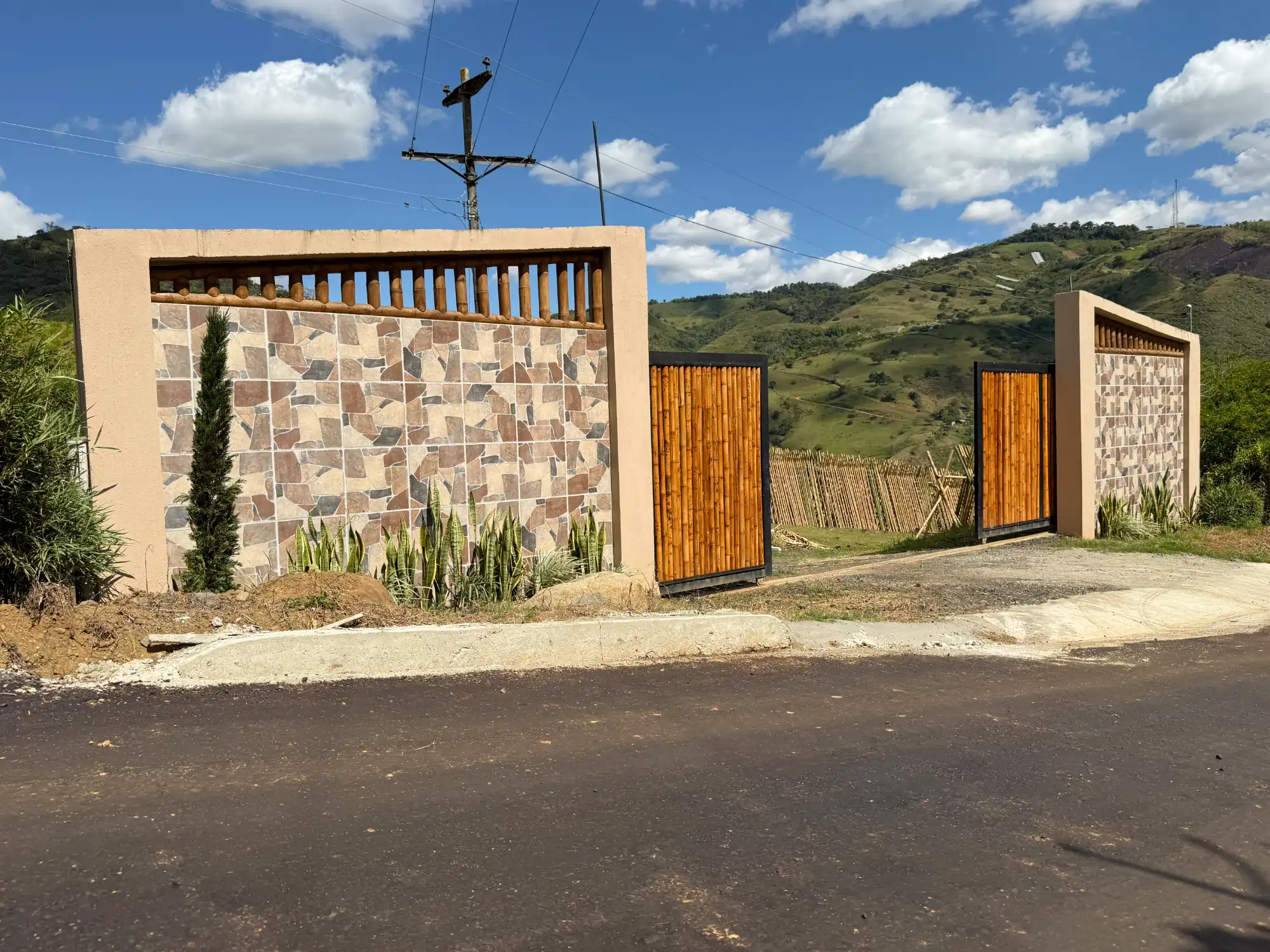 Portón de entrada de lujo en bambú guadua y acero en Colombia