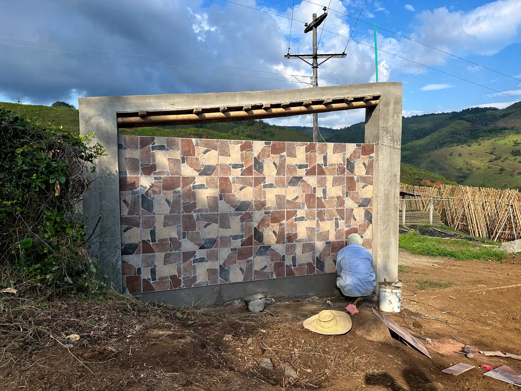 Portón de entrada de lujo en bambú guadua y acero en Colombia
