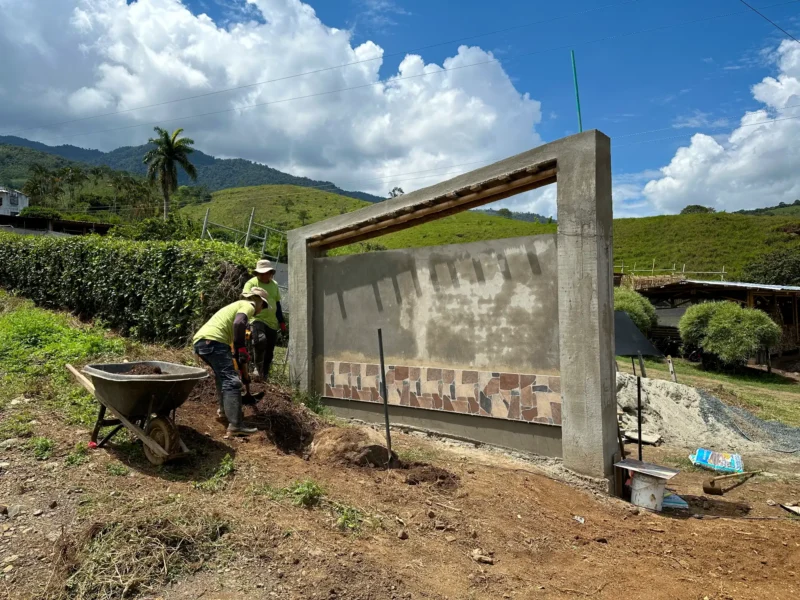 Portón de entrada de lujo en bambú guadua y acero en Colombia