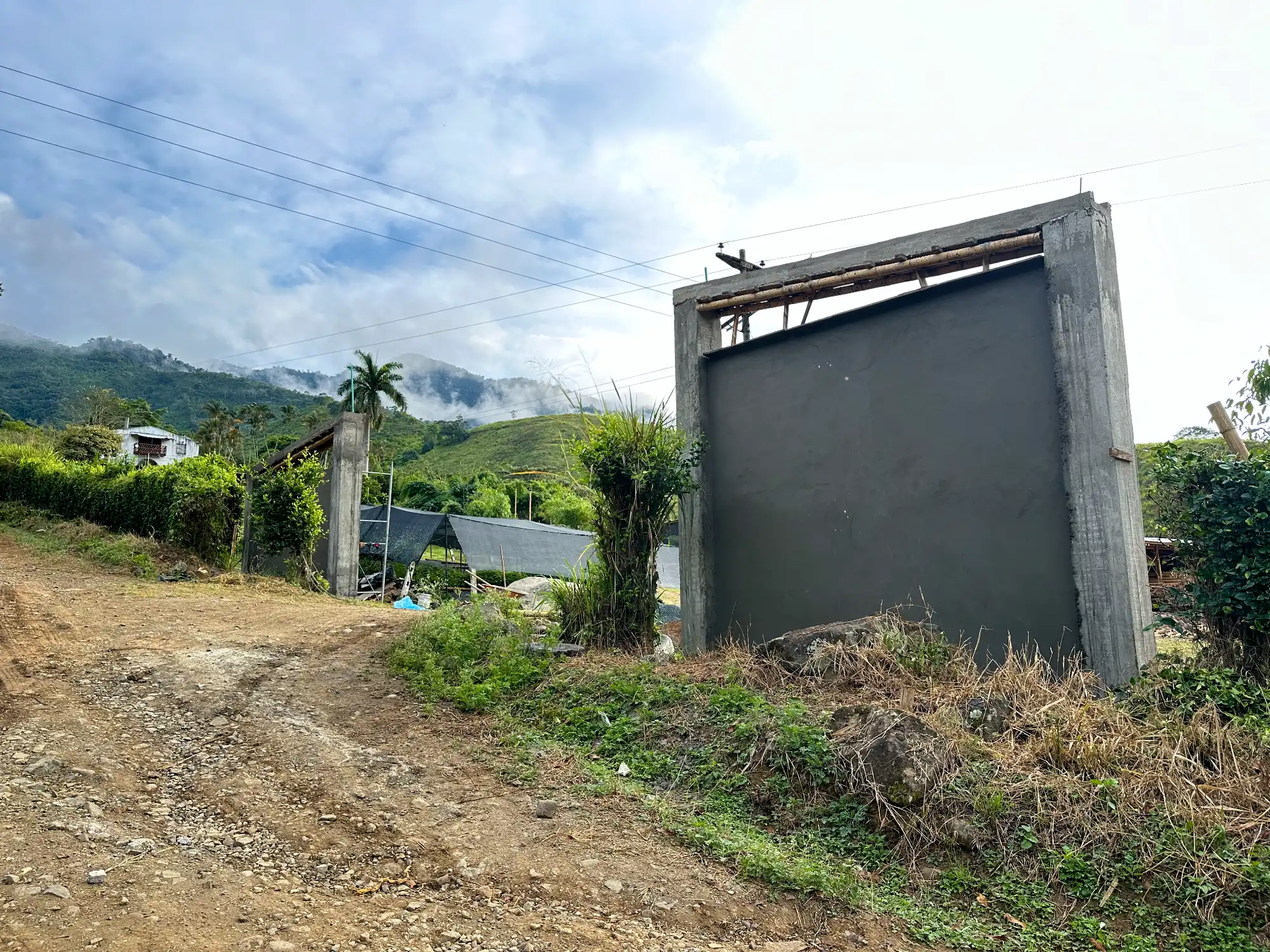 Portón de entrada de lujo en bambú guadua y acero en Colombia