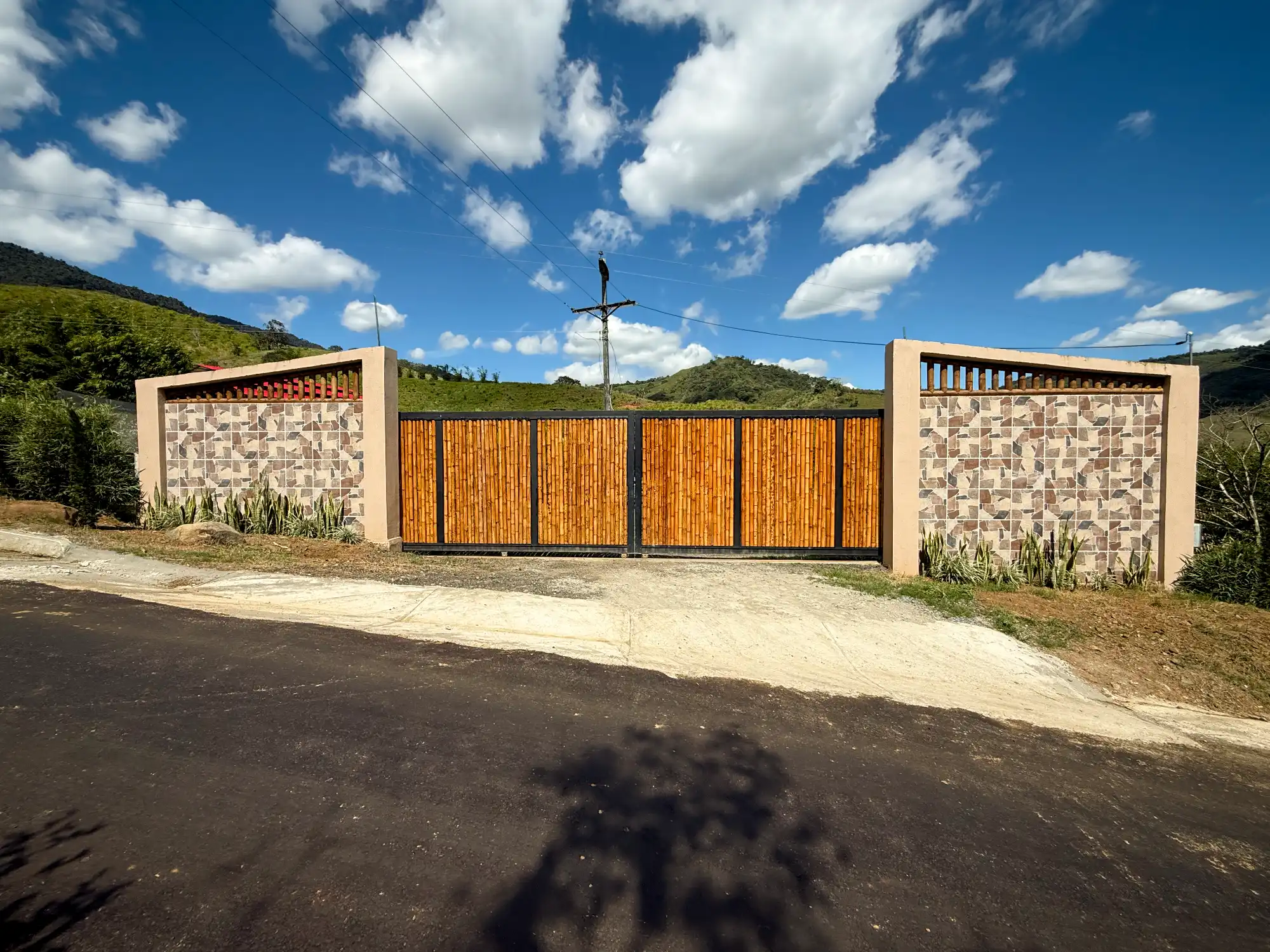 Portón de entrada de lujo en bambú guadua y acero en Colombia