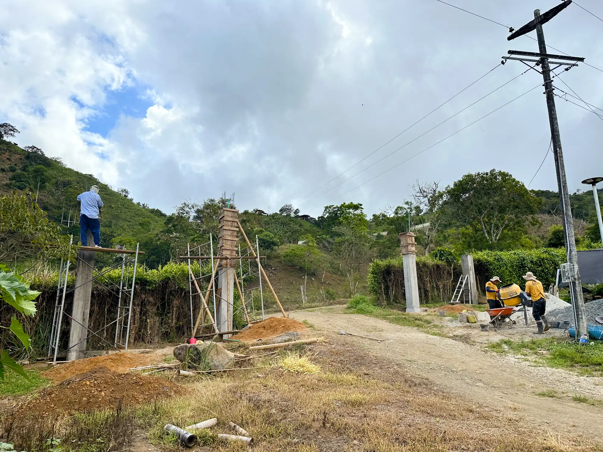 Portón de entrada de lujo en bambú guadua y acero en Colombia