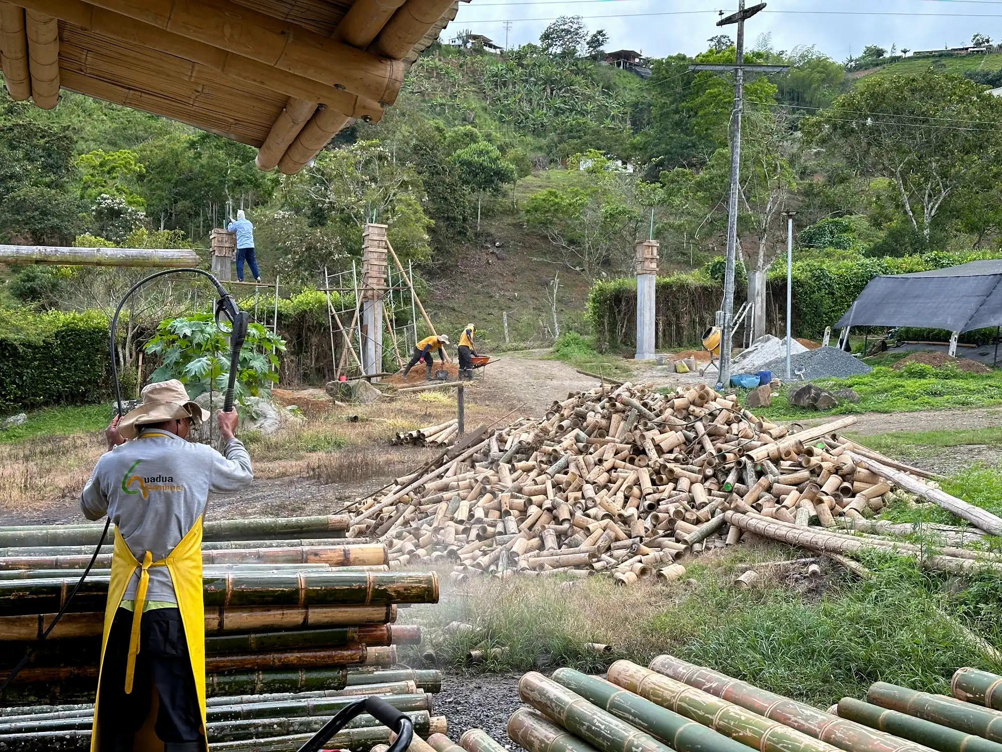 Portón de entrada de lujo en bambú guadua y acero en Colombia