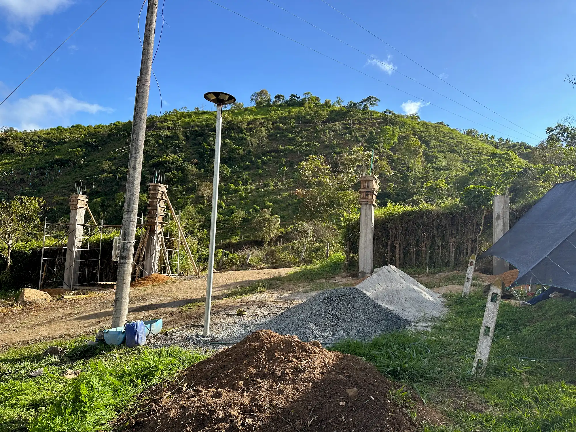 Portón de entrada de lujo en bambú guadua y acero en Colombia