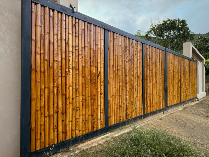 Portón de entrada de lujo en bambú guadua y acero en Colombia