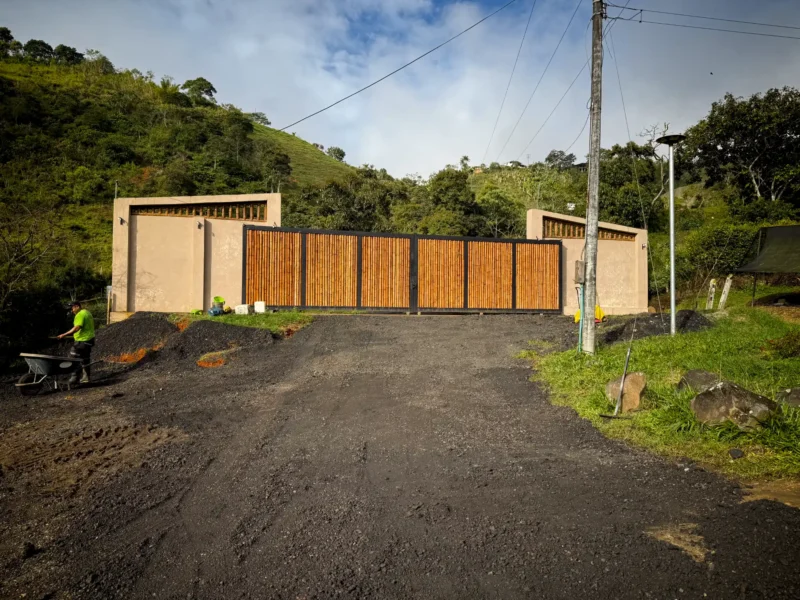 Portón de entrada de lujo en bambú guadua y acero en Colombia